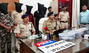 पुलिस बनकर अवैध वसूली का चल रहा था खेल, वर्दी और अवैध हथियार समेत कई सामान बरामद पुलिस बनकर अवैध वसूली का चल रहा था खेल, वर्दी और अवैध हथियार समेत कई सामान बरामद
