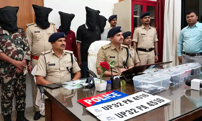 पुलिस बनकर अवैध वसूली का चल रहा था खेल, वर्दी और अवैध हथियार समेत कई सामान बरामद पुलिस बनकर अवैध वसूली का चल रहा था खेल, वर्दी और अवैध हथियार समेत कई सामान बरामद