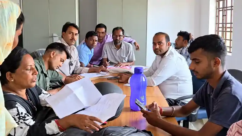 पंचायत सरकार भवन परिसर में पंचायत प्रतिनिधियों की बैठक, एकजुट होकर अधिकारियों के समक्ष रखेंगे अपनी बात पंचायत सरकार भवन परिसर में पंचायत प्रतिनिधियों की बैठक, एकजुट होकर अधिकारियों के समक्ष रखेंगे अपनी बात