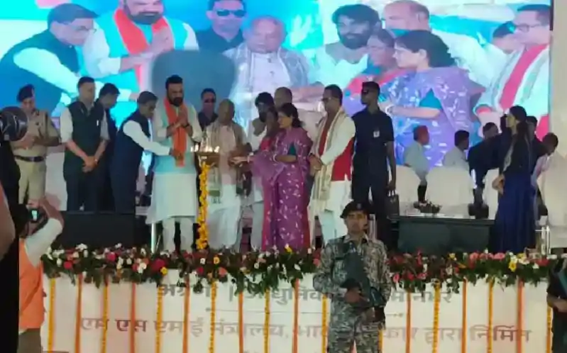 5 लाख करोड़ निवेश और हर ब्लॉक में कॉलेज, सीएम सम्राट और केंद्रीय मंत्री मांझी ने बिहटा में किए कई बड़े ऐलान 5 लाख करोड़ निवेश और हर ब्लॉक में कॉलेज, सीएम सम्राट और केंद्रीय मंत्री मांझी ने बिहटा में किए कई बड़े ऐलान