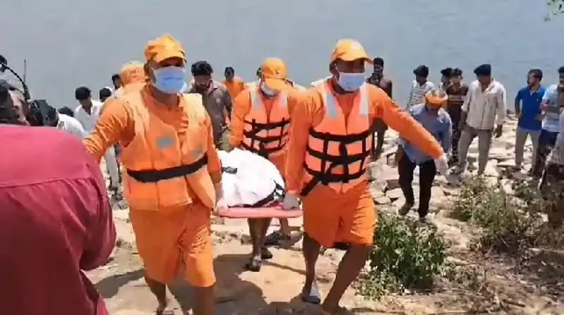 धुर्वा डैम में डूबे युवक का शव बरामद, जांच में जुटी पुलिस धुर्वा डैम में डूबे युवक का शव बरामद, जांच में जुटी पुलिस