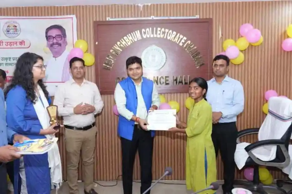 चक्रधरपुर में मेधावी छात्रों का सम्मान, उपायुक्त ने दिया लक्ष्य के प्रति समर्पण का संदेश