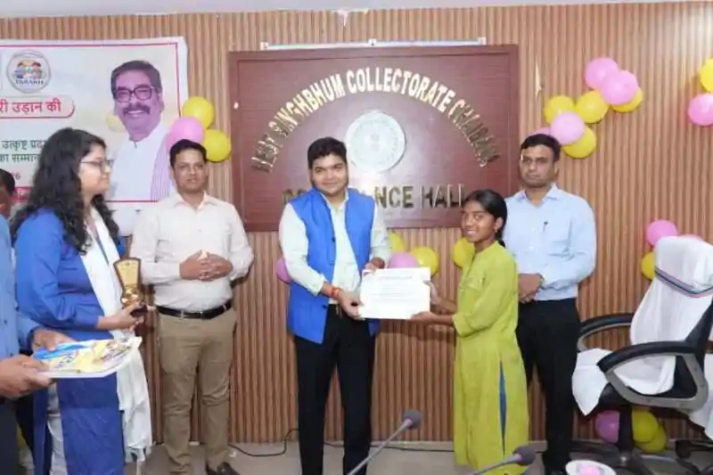 चक्रधरपुर में मेधावी छात्रों का सम्मान, उपायुक्त ने दिया लक्ष्य के प्रति समर्पण का संदेश चक्रधरपुर में मेधावी छात्रों का सम्मान, उपायुक्त ने दिया लक्ष्य के प्रति समर्पण का संदेश