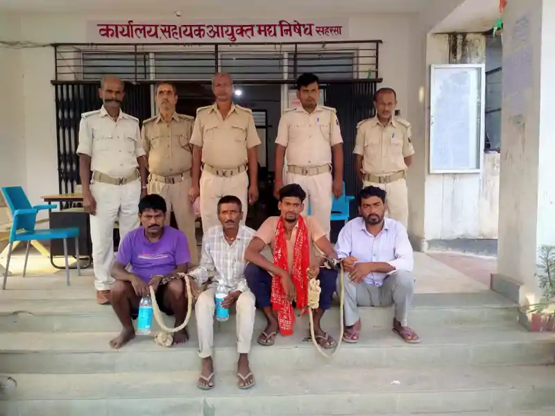 देसी शराब के साथ शराब कारोबारी गिरफ्तार, तीन शराबी भी धराए देसी शराब के साथ शराब कारोबारी गिरफ्तार, तीन शराबी भी धराए