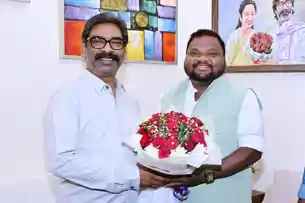 नवनिर्वाचित चक्रधरपुर नगर परिषद अध्यक्ष सन्नी उरांव ने मुख्यमंत्री से की मुलाकात 