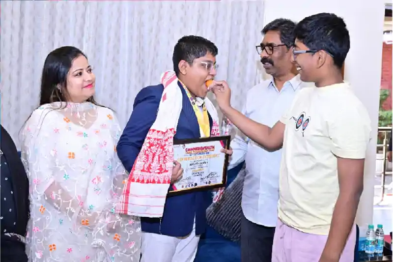 राष्ट्रमंडल शतरंज में स्वर्ण जीतने वाले अधिराज मित्रा ने मुख्यमंत्री से की मुलाकात, CM ने किया सम्मानित राष्ट्रमंडल शतरंज में स्वर्ण जीतने वाले अधिराज मित्रा ने मुख्यमंत्री से की मुलाकात, CM ने किया सम्मानित