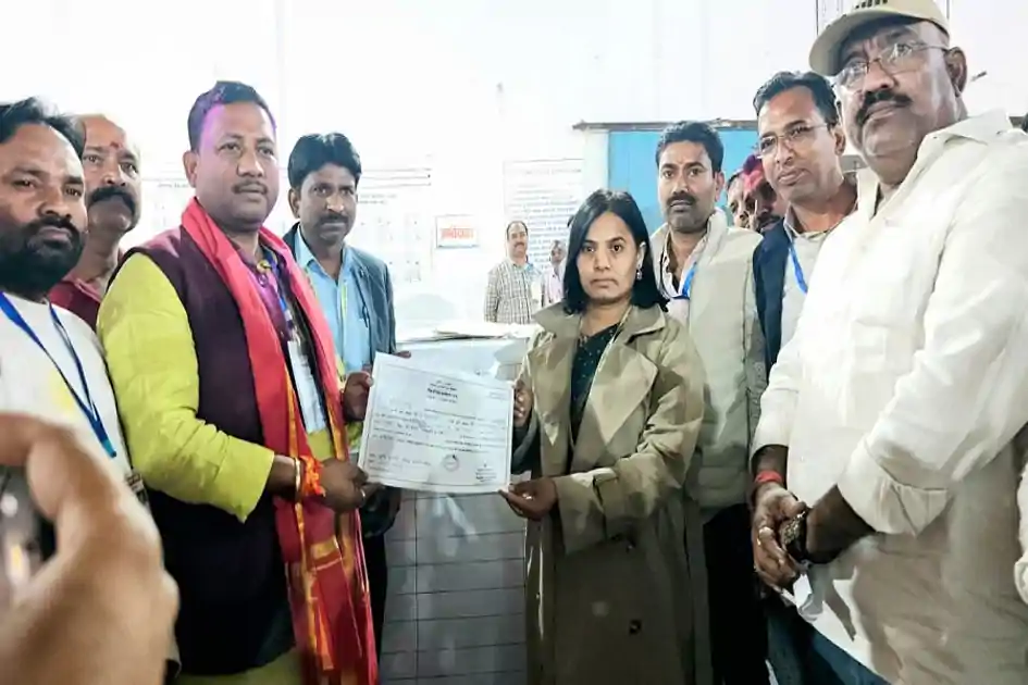 चास में निर्दलीय उम्मीदवार भोलू पासवान की दमदार वापसी, दिग्गज दलों को पछाड़ दोबारा संभाली मेयर की कमान