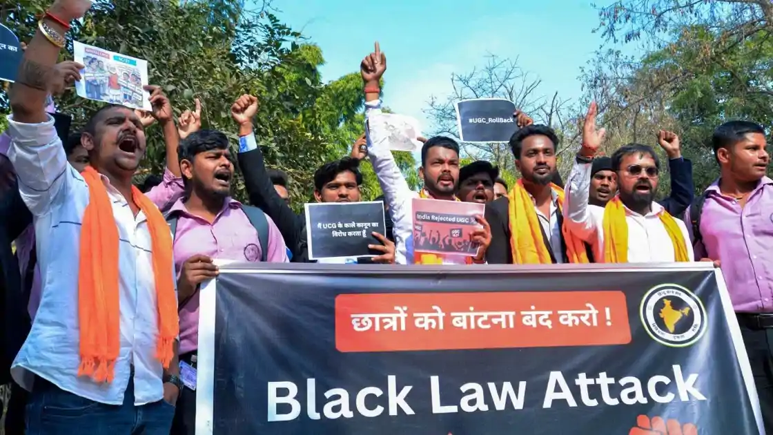 रांची : नई यूजीसी व्यवस्था के खिलाफ सड़क पर उतरे छात्र, विश्वविद्यालय परिसर में उग्र विरोध