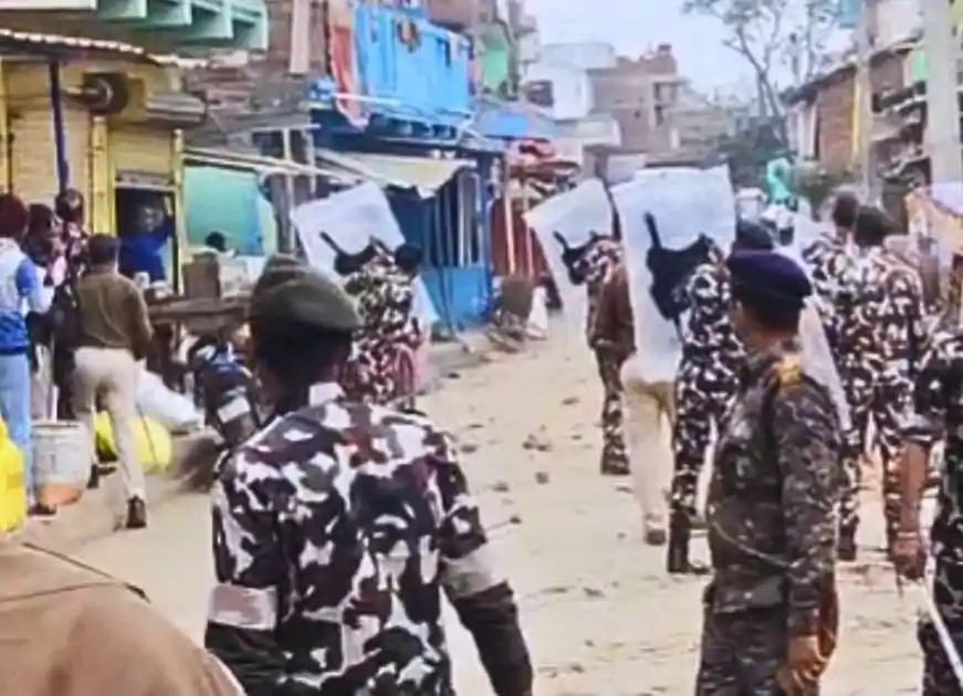 जहानाबाद में अतिक्रमण हटाने गई पुलिस पर पथराव, मची अफरा-तफरी, गाड़ी के शीशे टूटे