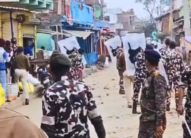 जहानाबाद में अतिक्रमण हटाने गई पुलिस पर पथराव, मची अफरा-तफरी, गाड़ी के शीशे टूटे