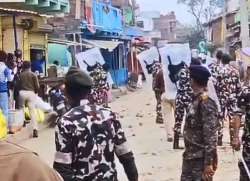 जहानाबाद में अतिक्रमण हटाने गई पुलिस पर पथराव, मची अफरा-तफरी, गाड़ी के शीशे टूटे Patna