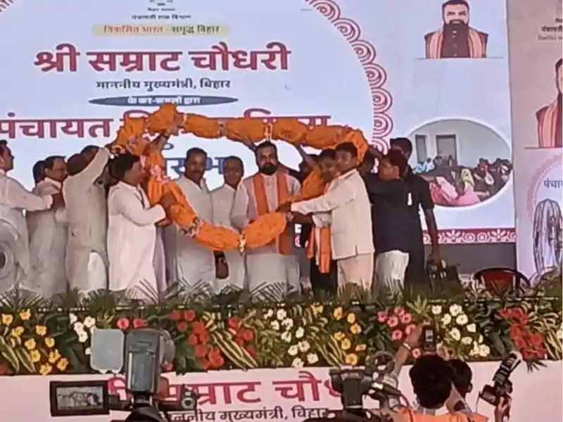 'तोय सब ठीक छो न?' 31वें दिन कोई नहीं बचा पाएगा, मुंगेर में CM सम्राट के तेवर से मचा हड़कंप 'तोय सब ठीक छो न?' 31वें दिन कोई नहीं बचा पाएगा, मुंगेर में CM सम्राट के तेवर से मचा हड़कंप