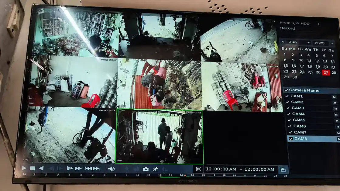 मोतिहारी: अकेला देख दो युवकों ने दुकान में कर दिया बड़ा कांड, CCTV में कैद हुई वारदात