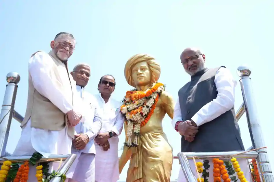 उलिहातु पहुंच आत्मविभोर हुये उपराष्ट्रपति, बिरसा मुंडा की विरासत को बताया राष्ट्र की प्रेरणा