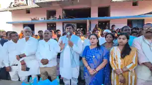 अगलगी में अपना सबकुछ गंवा चुके लोगों के बीच पहुंचे वीआईपी के प्रमुख मुकेश सहनी, जरूरतमंदों के बीच बांटी खाद्य सामग्री