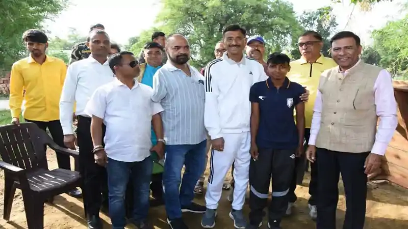 दुर्गा पूजा से पहले तैयार होगा अंतरराष्ट्रीय फुटबॉलर दिव्यानी लिंडा का नया घर, रक्षा राज्य मंत्री ने दिया आश्वासन दुर्गा पूजा से पहले तैयार होगा अंतरराष्ट्रीय फुटबॉलर दिव्यानी लिंडा का नया घर, रक्षा राज्य मंत्री ने दिया आश्वासन