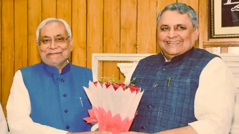 अचानक नीतीश कुमार पहुंचे डिप्टी CM विजय चौधरी के घर, गुप्त बैठक को लेकर हलचल तेज अचानक नीतीश कुमार पहुंचे डिप्टी CM विजय चौधरी के घर, गुप्त बैठक को लेकर हलचल तेज