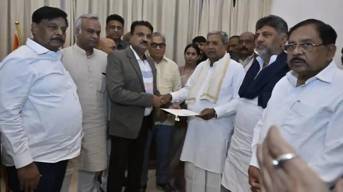 कर्नाटक की राजनीति में बड़ा बदलाव! सिद्धारमैया ने छोड़ा मुख्यमंत्री पद, डीके शिवकुमार की ताजपोशी तय