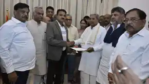 कर्नाटक की राजनीति में बड़ा बदलाव! सिद्धारमैया ने छोड़ा मुख्यमंत्री पद, डीके शिवकुमार की ताजपोशी तय