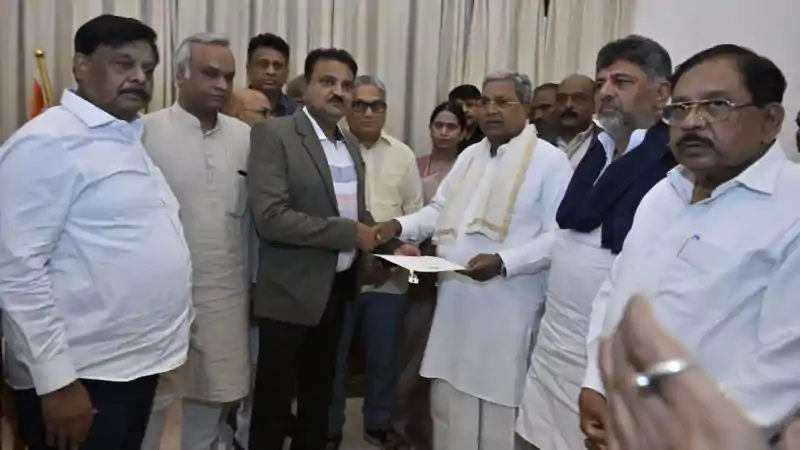 कर्नाटक की राजनीति में बड़ा बदलाव! सिद्धारमैया ने छोड़ा मुख्यमंत्री पद, डीके शिवकुमार की ताजपोशी तय कर्नाटक की राजनीति में बड़ा बदलाव! सिद्धारमैया ने छोड़ा मुख्यमंत्री पद, डीके शिवकुमार की ताजपोशी तय