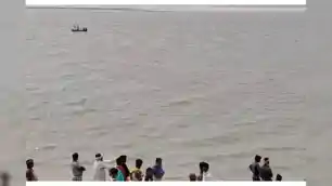 बिहार में बड़ा हादसा, पटना में गंगा नदी में डूबी नाव, दो शव बरामद, नाव पर 14 लोग सवार थे, तलाश जारी 
