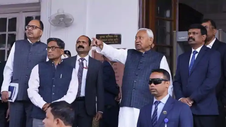 अचानक सचिवालय पहुंच गए नीतीश कुमार, अधिकारियों में मचा हड़कंप, बोले- समय से दफ्तर आएं