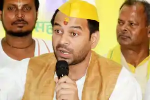 "तेजप्रताप का तंज: तेजस्वी लालू की छाया में, मैं जनता की छत्रछाया में हूं"