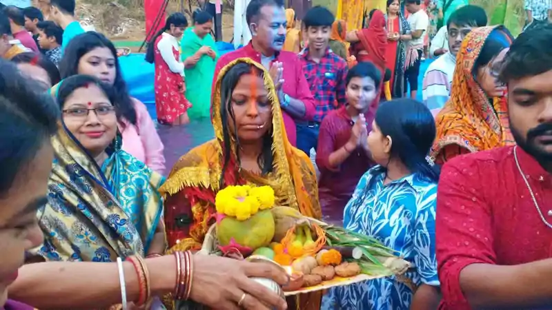 उदयाचलगामी भगवान भास्कर को अर्घ्य देने के साथ संपन्न हुआ महापर्व छठ