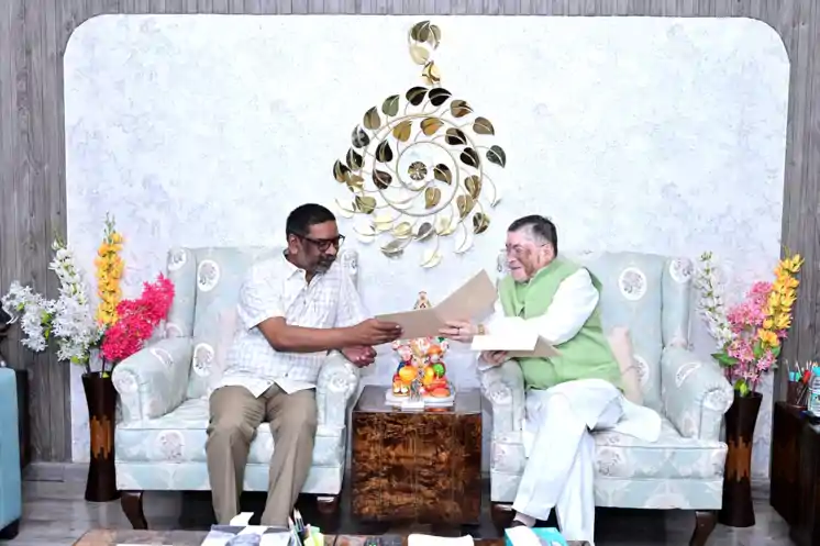 राज्यपाल संतोष गंगवार ने मुख्यमंत्री हेमंत सोरेन को बेटे के विवाह समारोह का आमंत्रण दिया 