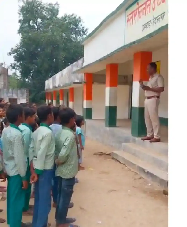 छह विद्यालयों में चला डायल 112 जागरूकता अभियान, थाना प्रभारी ने बच्चों को दिए टिप्स छह विद्यालयों में चला डायल 112 जागरूकता अभियान, थाना प्रभारी ने बच्चों को दिए टिप्स