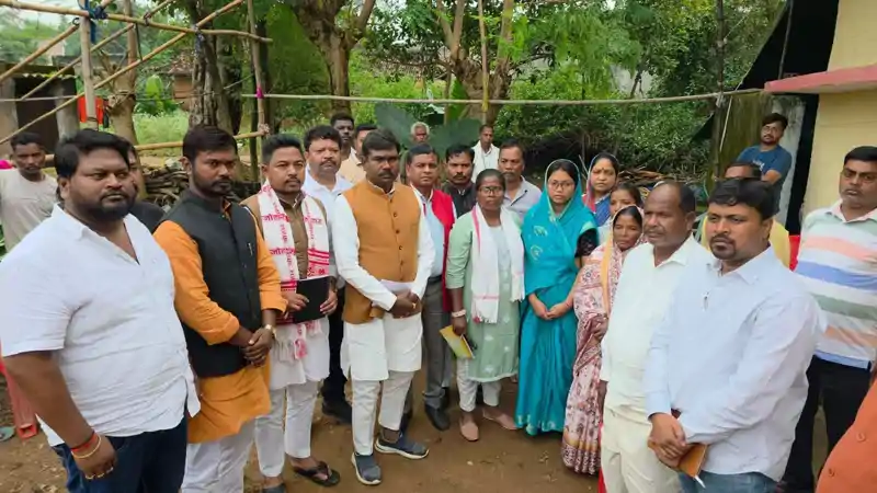 लक्ष्मीकांत मुंडा हत्याकांड: भाजपा ने पीड़ित परिवार से की मुलाकात, 7 दिन में खुलासा नहीं होने पर उग्र आंदोलन की चेतावनी लक्ष्मीकांत मुंडा हत्याकांड: भाजपा ने पीड़ित परिवार से की मुलाकात, 7 दिन में खुलासा नहीं होने पर उग्र आंदोलन की चेतावनी