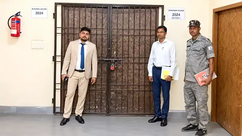 जिला निर्वाचन पदाधिकारी ने ईवीएम वेयर हाउस का किया निरीक्षण