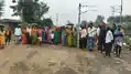 धरना जारी, ग्रामीण बोले-सांसद महोदय कब पहुंचेंगे, अब आर-पार की लड़ाई होगी