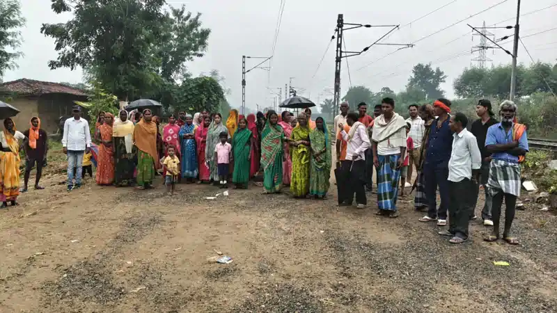 धरना जारी, ग्रामीण बोले-सांसद महोदय कब पहुंचेंगे, अब आर-पार की लड़ाई होगी
