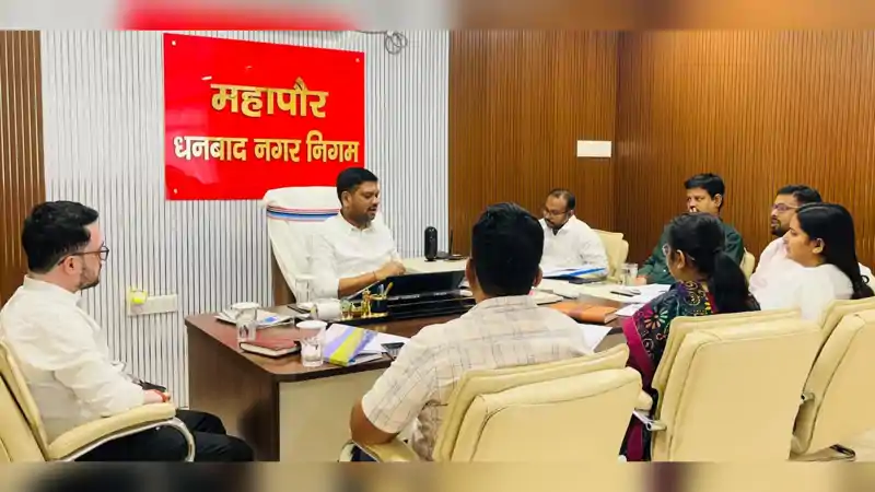मेयर संजीव सिंह ने कहा- छठ घाटों के रास्तों के गड्ढे भरें, रोशनी व सफाई करें दुरुस्त