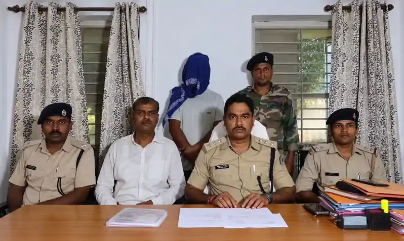 बैंक अधिकारी बनकर साइबर ठगी करने वाला गिरफ्तार, 53 शिकायतों का खुलासा, बस्ती में पुलिस की छापेमारी बैंक अधिकारी बनकर साइबर ठगी करने वाला गिरफ्तार, 53 शिकायतों का खुलासा, बस्ती में पुलिस की छापेमारी
