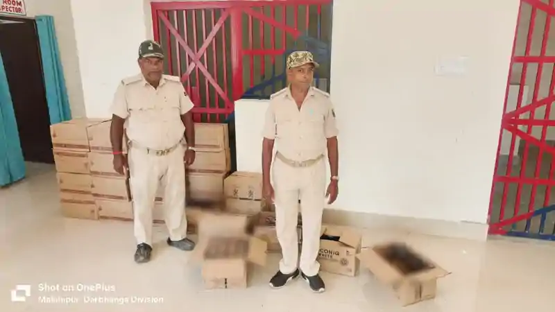 हसनपुर में 541 लीटर विदेशी शराब जब्त, पिकअप छोड़ तस्कर फरार हसनपुर में 541 लीटर विदेशी शराब जब्त, पिकअप छोड़ तस्कर फरार