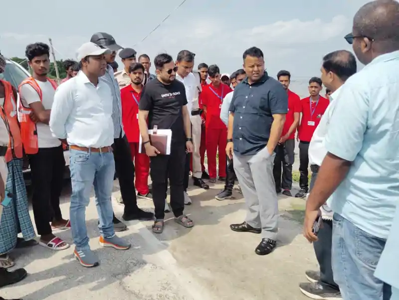 नेपाल में मूसलाधार बारिश से मंडराया बाढ़ का खतरा! गंडक के तटबंधों पर पहुंचे डीएम