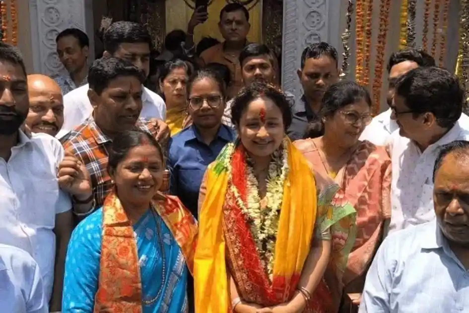 संतोषी माता मंदिर के प्राण प्रतिष्ठा महोत्सव में शामिल हुईं कल्पना सोरेन, क्षेत्र की समृद्धि के लिए मांगी दुआ