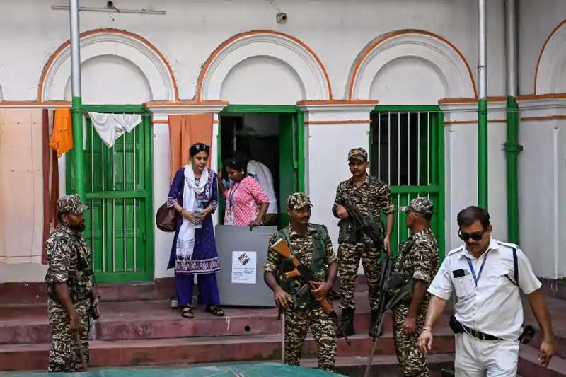 पश्चिम बंगाल की 142 सीटों पर मतदान जारी, अंतिम चरण में कई बड़े नेताओं की परीक्षा