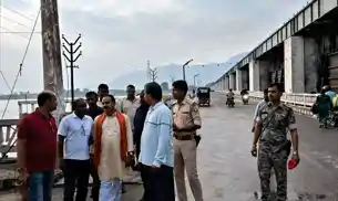 वाल्मिकीनगर पहुंचे मंत्री नंदकिशोर, नदी के हालात की लिया जायजा