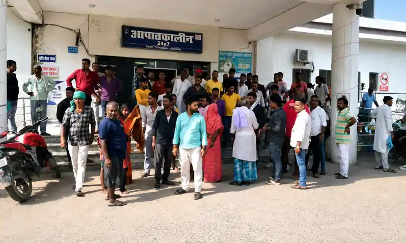 भौंरे के डंक मारने से आठ साल के बच्चे की मौत ! परिजनों ने किया हंगामा भौंरे के डंक मारने से आठ साल के बच्चे की मौत ! परिजनों ने किया हंगामा