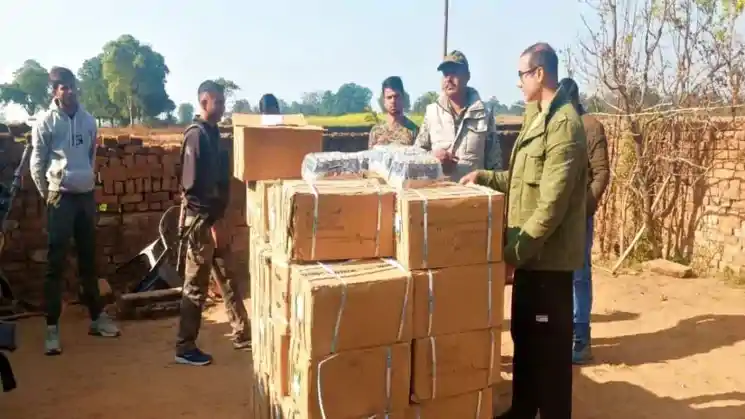 चतरा में नशे के कारोबार पर बड़ा वार, सुनसान घर से कोडीन कफ सिरप की 42 पेटियां जब्त