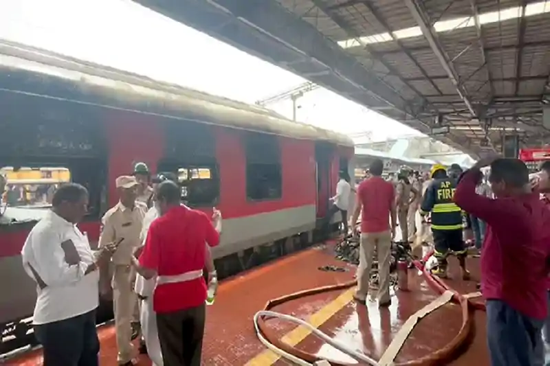 आंध्र प्रदेश में टाटा–एर्नाकुलम एक्सप्रेस के दो डिब्बों में लगी आ*ग, एक यात्री की मौ*त आंध्र प्रदेश में टाटा–एर्नाकुलम एक्सप्रेस के दो डिब्बों में लगी आ*ग, एक यात्री की मौ*त