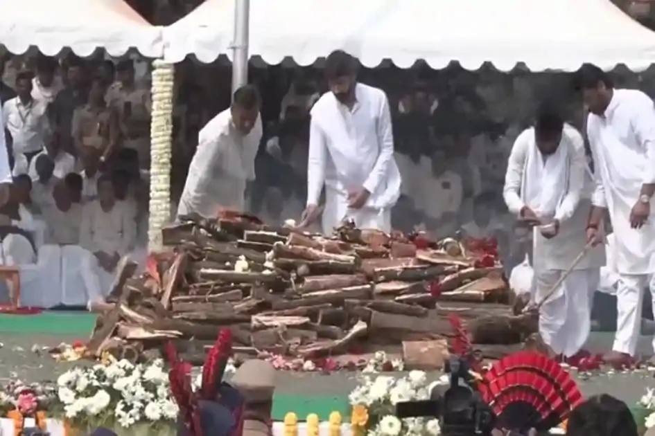 पंचतत्व में विलीन हुये अजित 'दादा' पवार, राजकीय सम्मान के साथ हुआ अंतिम संस्कार