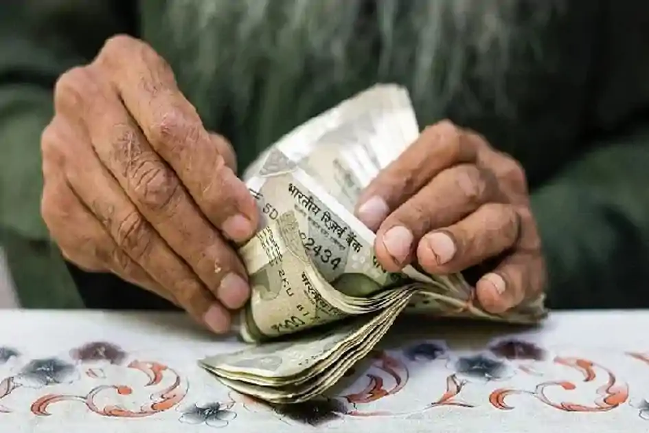 मजबूत बुनियाद के बावजूद मुद्रा कमजोर, आर्थिक सर्वेक्षण ने रुपये की चुनौती को किया उजागर