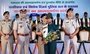 मुख्यधारा में लौटे नक्सली, किया आत्मसमर्पण, पांच पांच लाख रूपये का था इनाम