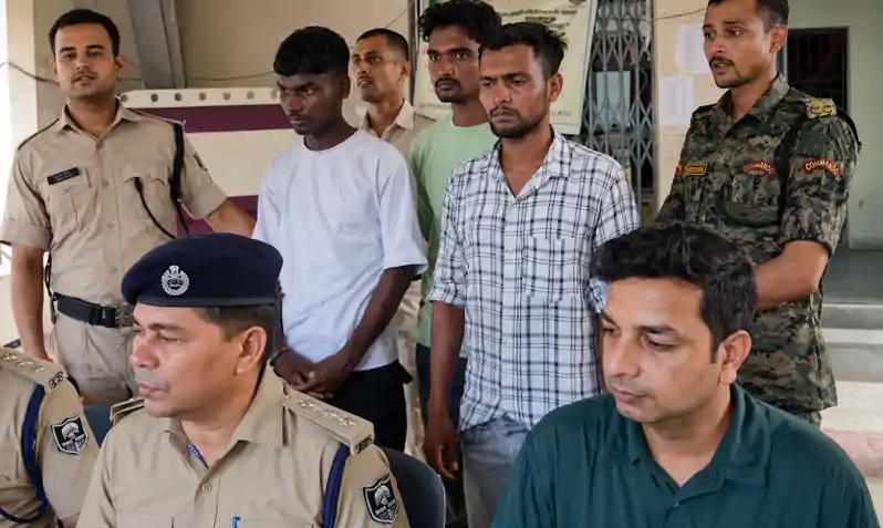परीक्षा में पकडाया मुन्नाभाई, चप्पल में छिपाकर लाया था इलेक्ट्रॉनिक डिवाइस परीक्षा में पकडाया मुन्नाभाई, चप्पल में छिपाकर लाया था इलेक्ट्रॉनिक डिवाइस