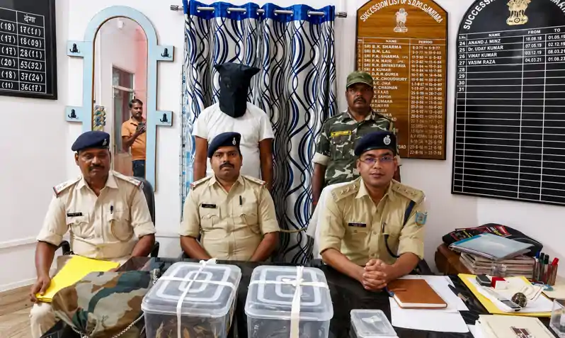 अपराधी बना फर्जी पुलिस, हथियार के साथ हुआ गिरफ्तार