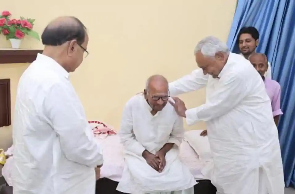 अपनी पार्टी के इस सीनियर नेता से मिलने उनके आवास पहुंचे नीतीश कुमार